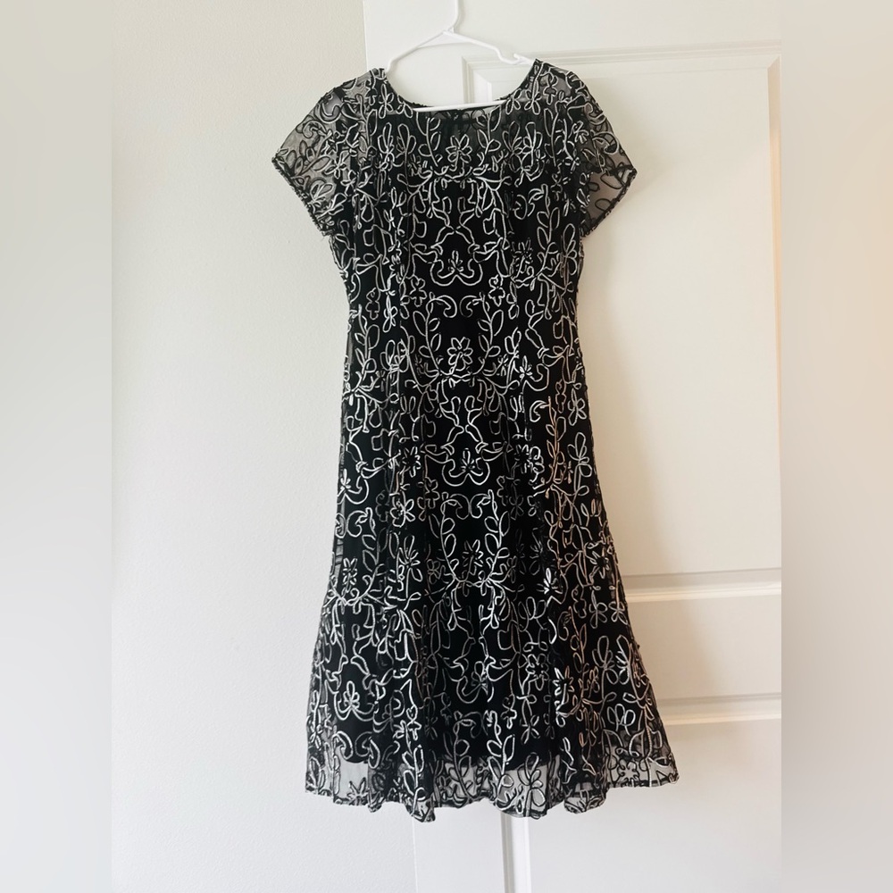 Elegant Black and White Lace Dress - Picture 4 of 10
